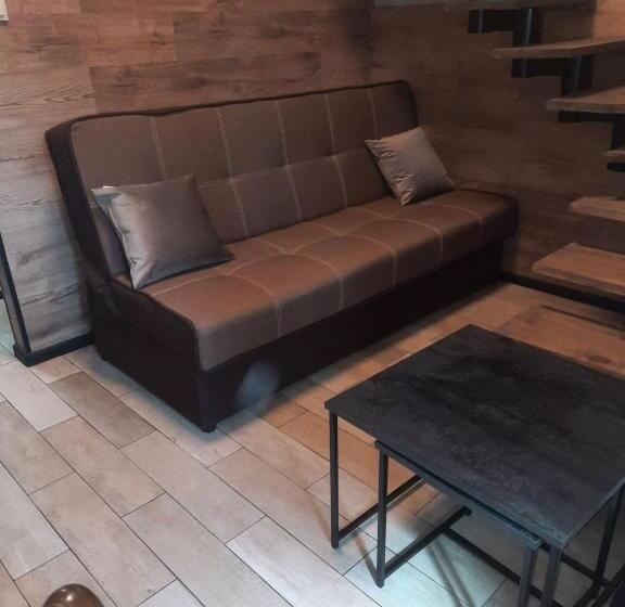 استودیوی استاندارد, Hostel Voyage