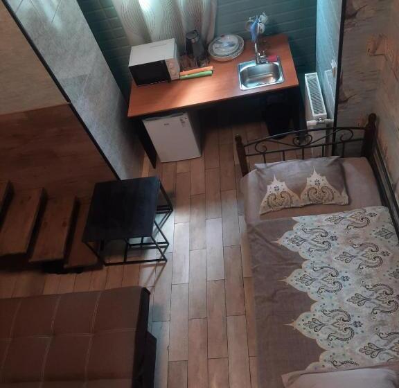 استودیوی استاندارد, Hostel Voyage