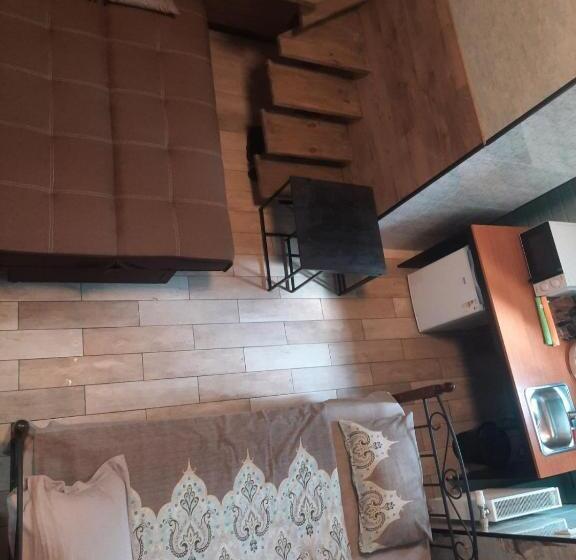 استودیوی استاندارد, Hostel Voyage