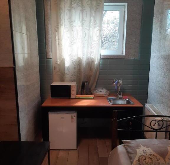 استودیوی استاندارد, Hostel Voyage