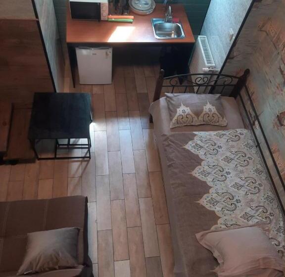 استودیوی استاندارد, Hostel Voyage