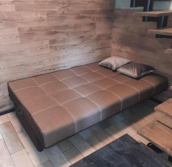 استودیوی استاندارد, Hostel Voyage