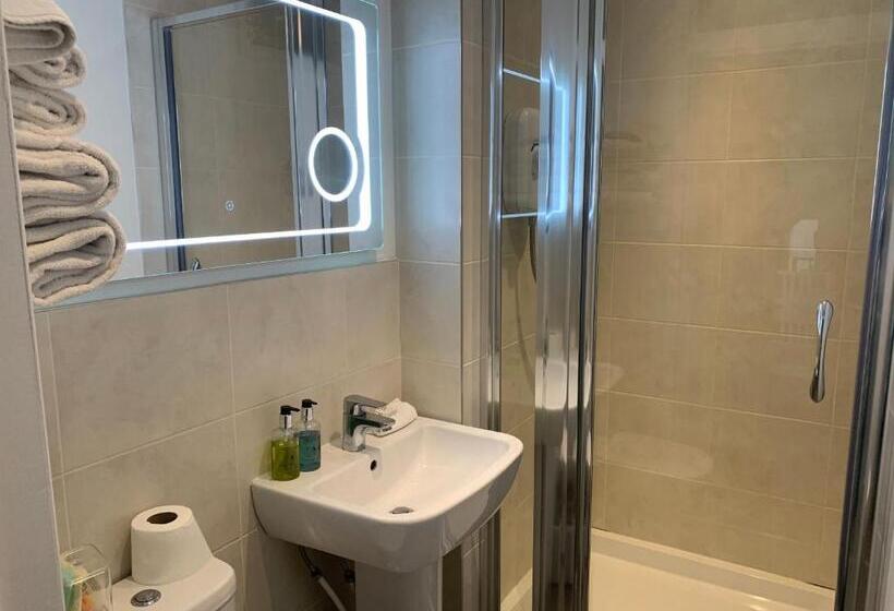 חדר סטנדרט לשלושה, Shrubbery Guest House