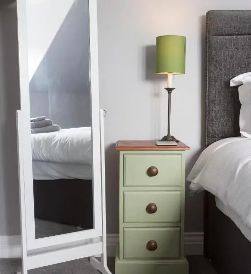 Suite Familiar, Fernleigh