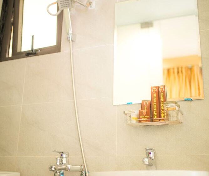 اتاق لوکس با چشمانداز دریا, Why Not Hostel