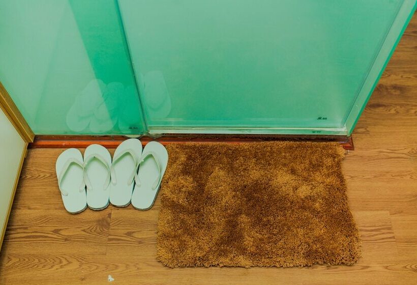 اتاق لوکس با چشمانداز دریا, Why Not Hostel