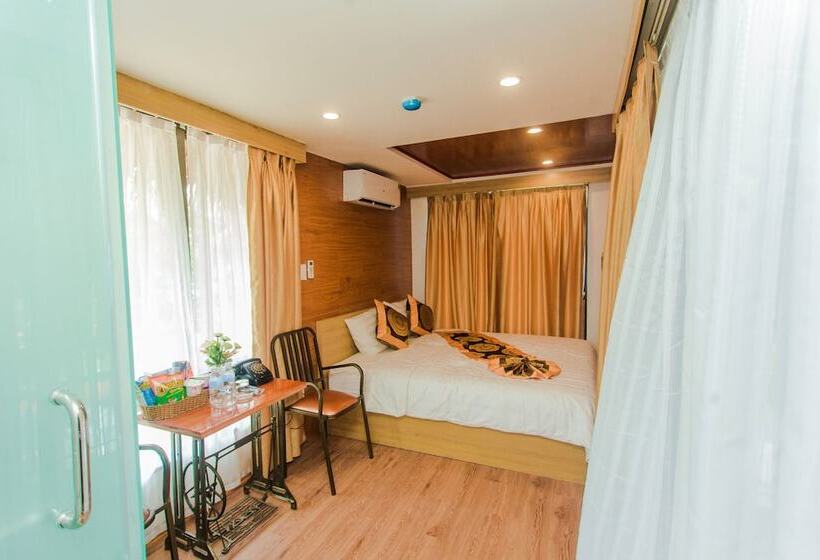 اتاق لوکس با چشمانداز دریا, Why Not Hostel