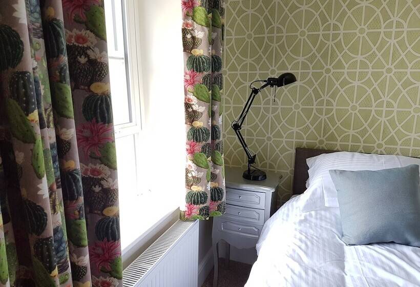 חדר סופריור, The Railway