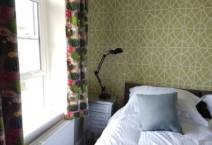 חדר סופריור, The Railway