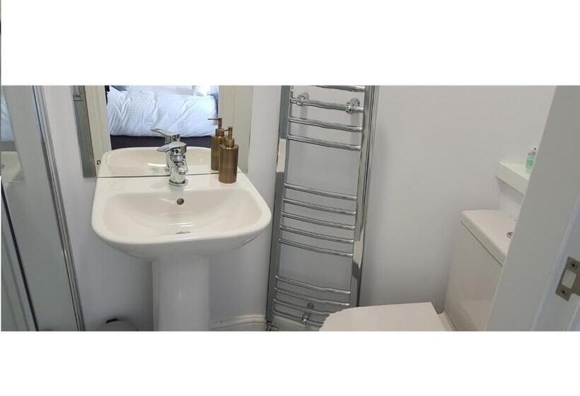 חדר סטנדרט יחיד, The Railway