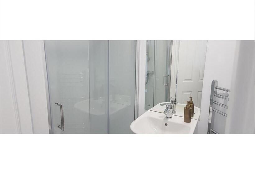 חדר סטנדרט יחיד, The Railway