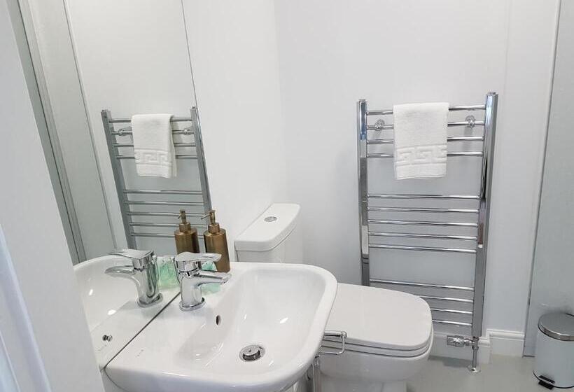 חדר סטנדרט, The Railway