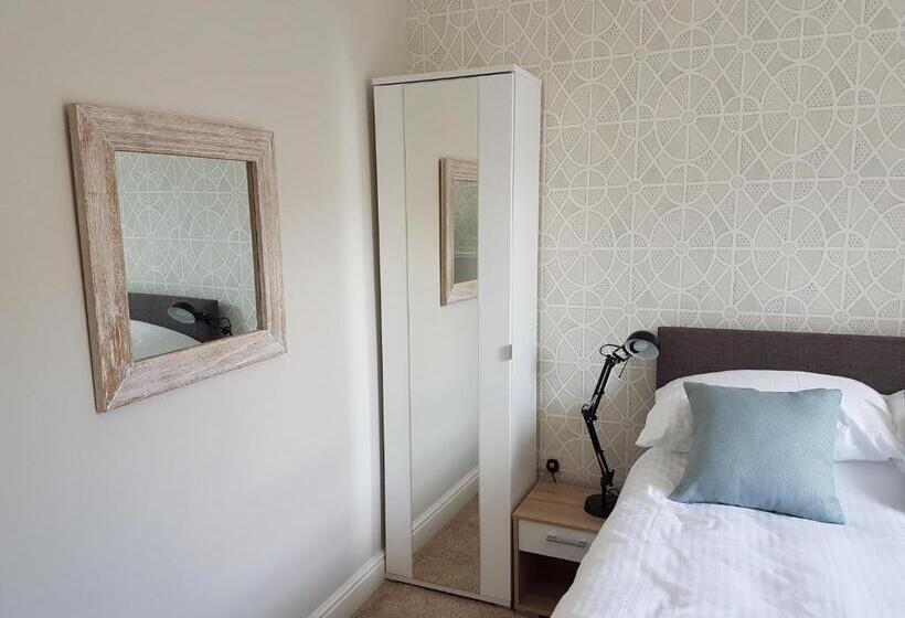 חדר סטנדרט, The Railway