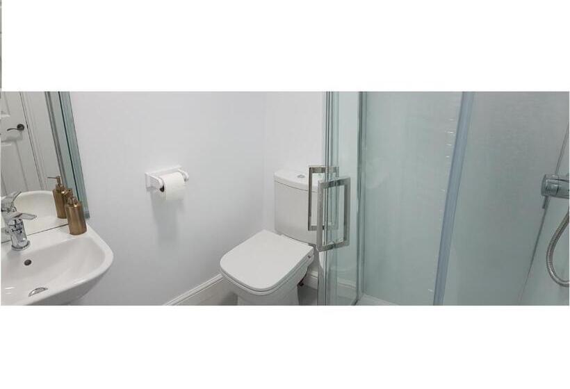 חדר סטנדרט עם מיטת קינג, The Railway