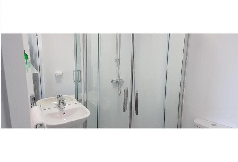 חדר סופריור, The Railway