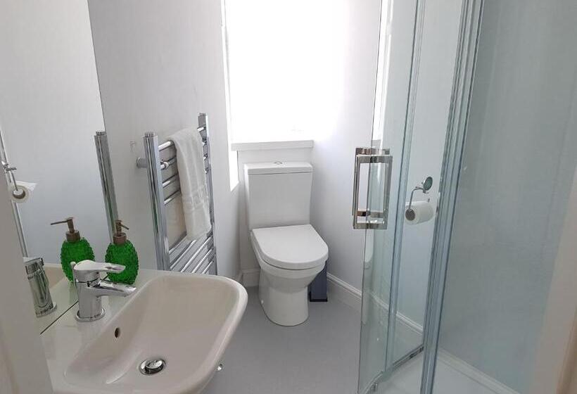 חדר סטנדרט, The Railway