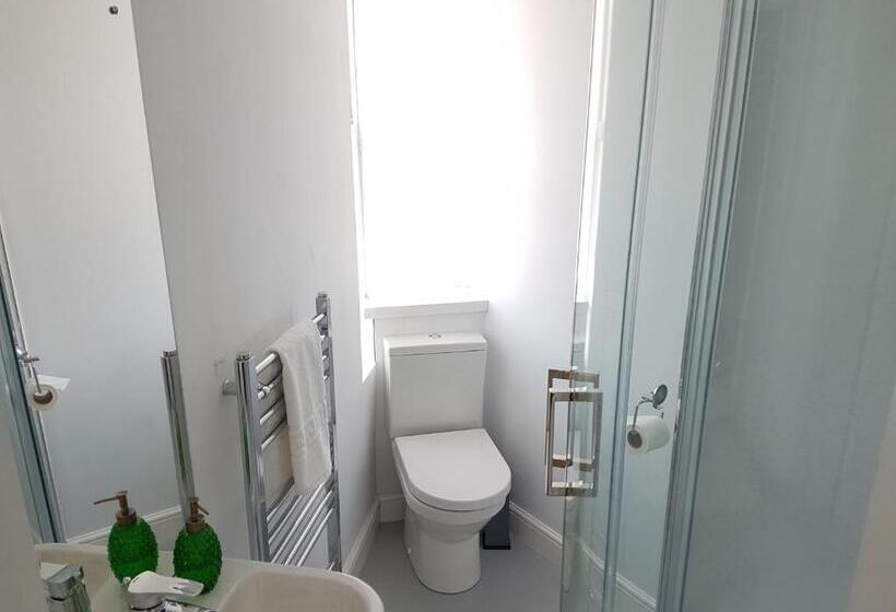 חדר סטנדרט, The Railway