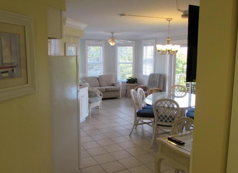 شقة غرفتين, Edison Beach House