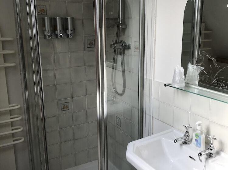 스탠다드 싱글 룸, Chalk And Cheese