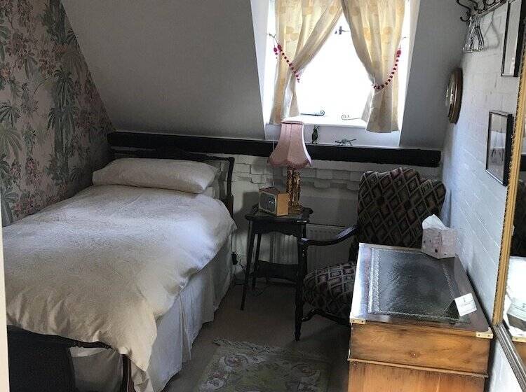 스탠다드 싱글 룸, Chalk And Cheese