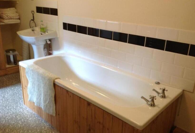 수피리어 룸, Chalk And Cheese