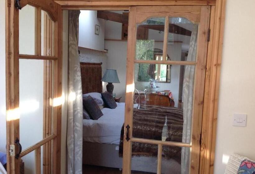 수피리어 룸, Chalk And Cheese