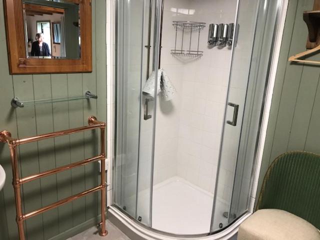 스탠다드 룸, Chalk And Cheese