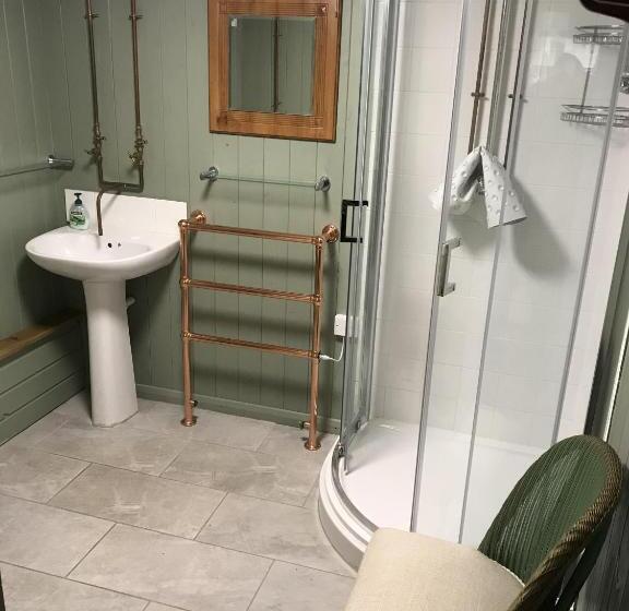 스탠다드 룸, Chalk And Cheese