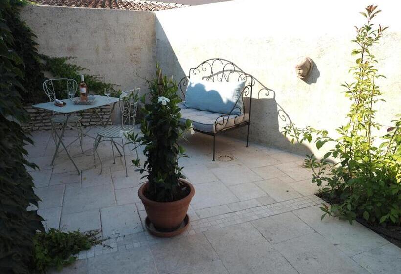 إستوديو قياسى مطلّ علي الحديقة, Le Chat Sur Le Toit