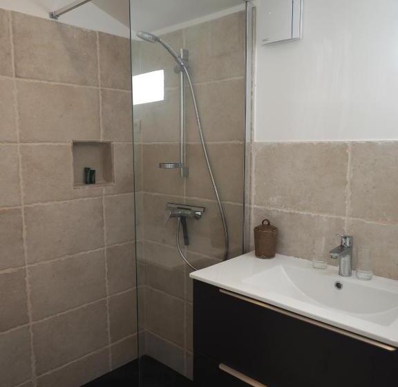 إستوديو قياسى مطلّ علي الحديقة, Le Chat Sur Le Toit