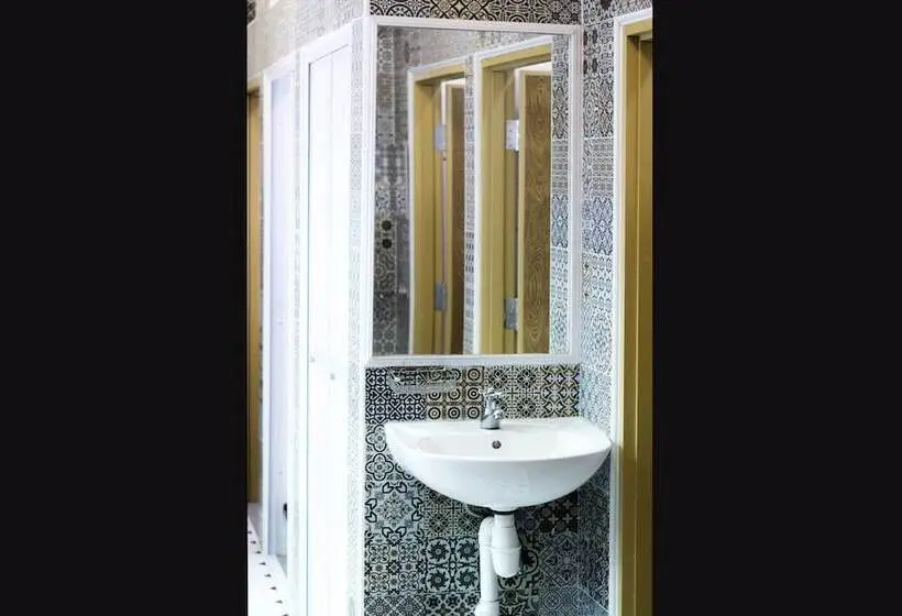 تختخواب در اتاق مشترک, Bond Boutique Capsule Hotel At Bugis Hostel