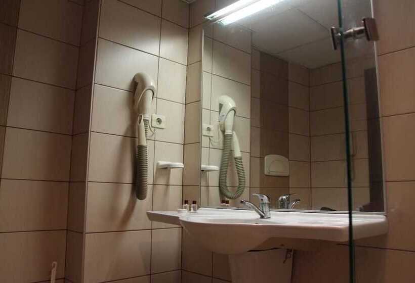 اتاق استاندارد یک نفره, Akyuz