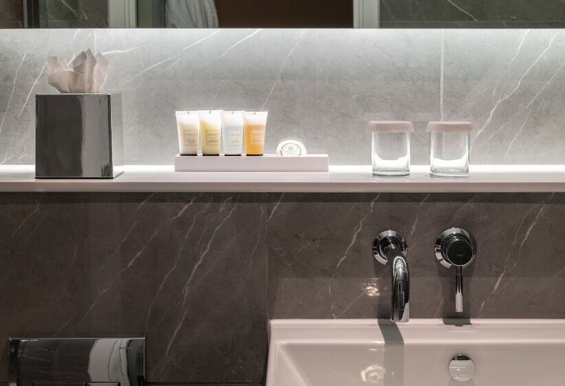 سوییت جونیور, The Resident Covent Garden