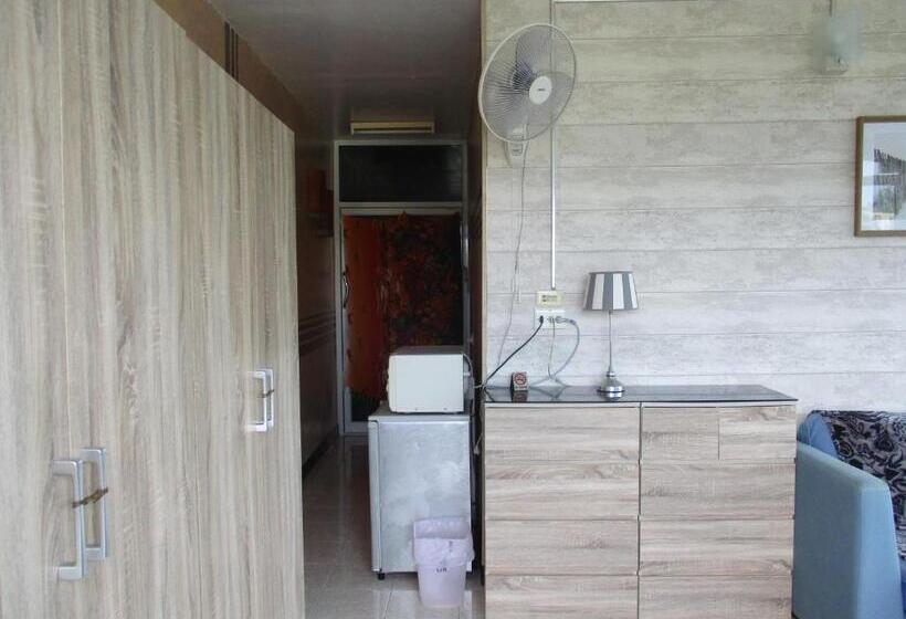 Estudi Estàndard amb Balconada, Similan