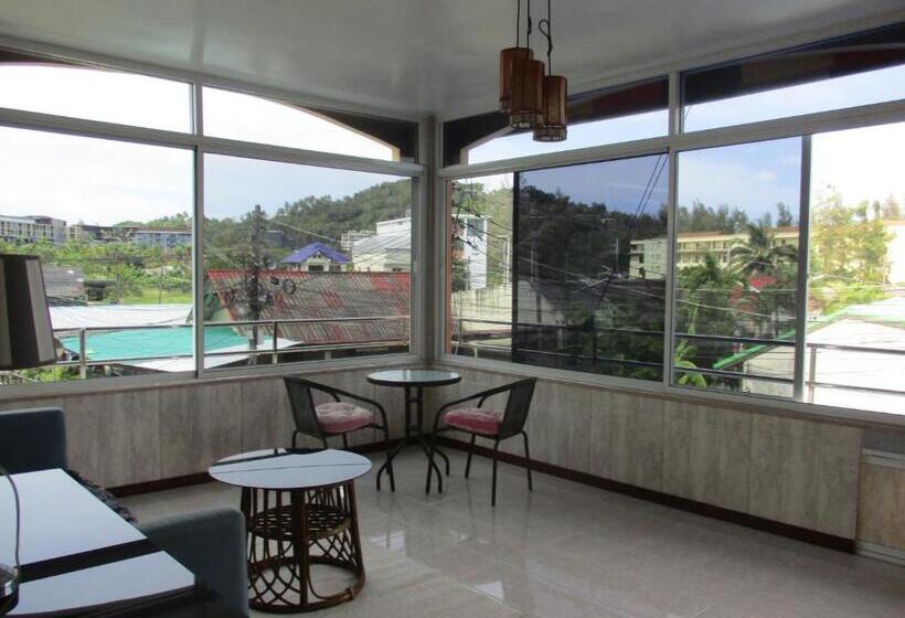 Estudi Estàndard amb Balconada, Similan