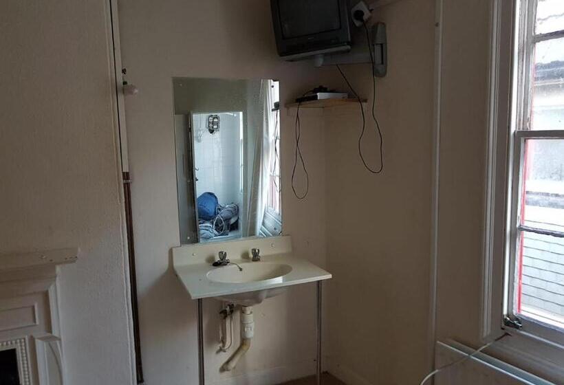 اتاق استاندارد یک تخته با سرویس بهداشتی مشترک, The Railway Inn