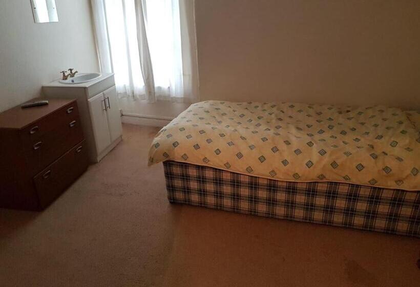 اتاق استاندارد یک تخته با سرویس بهداشتی مشترک, The Railway Inn