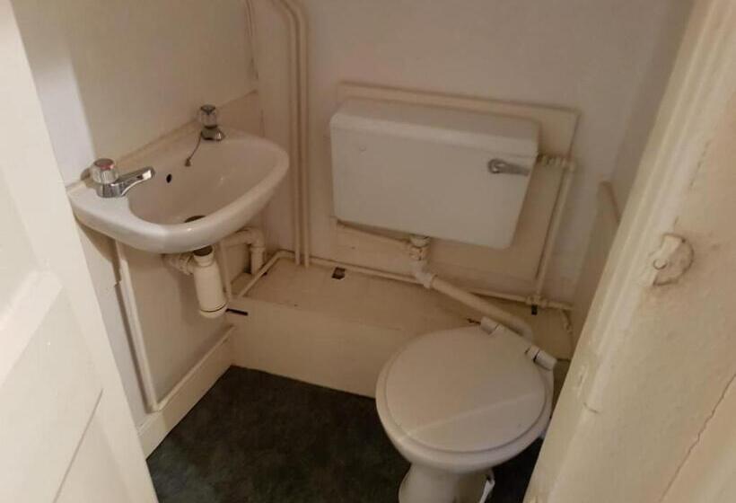 اتاق استاندارد با سرویس بهداشتی مشترک, The Railway Inn