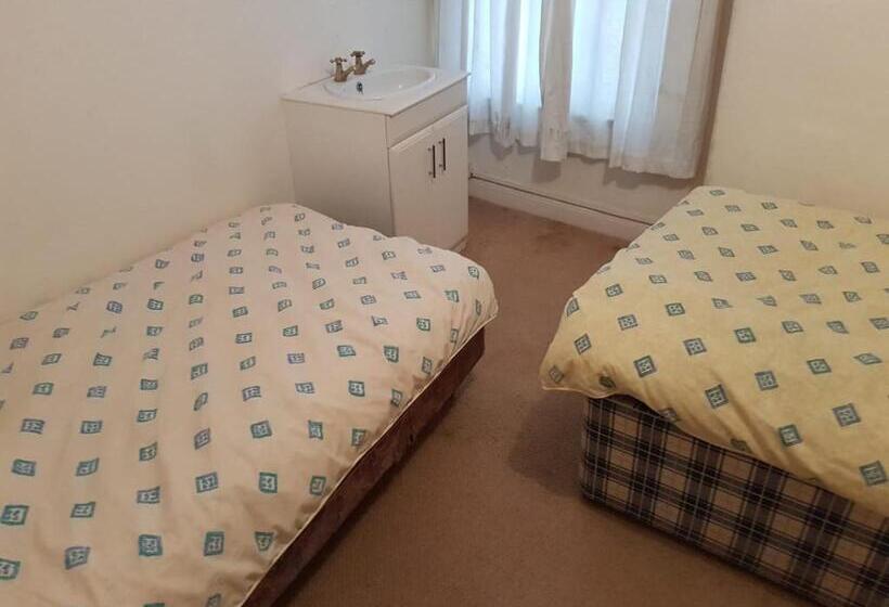 اتاق استاندارد با سرویس بهداشتی مشترک, The Railway Inn