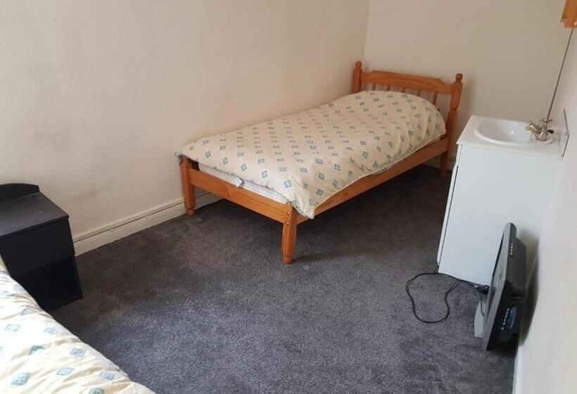 اتاق استاندارد با سرویس بهداشتی مشترک, The Railway Inn