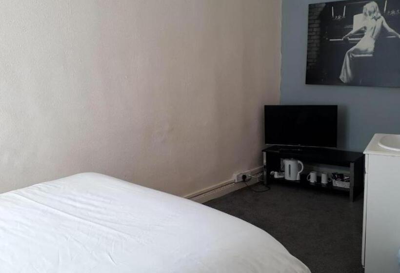 اتاق استاندارد با سرویس بهداشتی مشترک, The Railway Inn