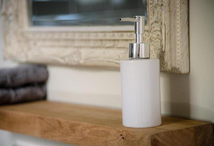 디럭스 트리플 룸, The Golden Key