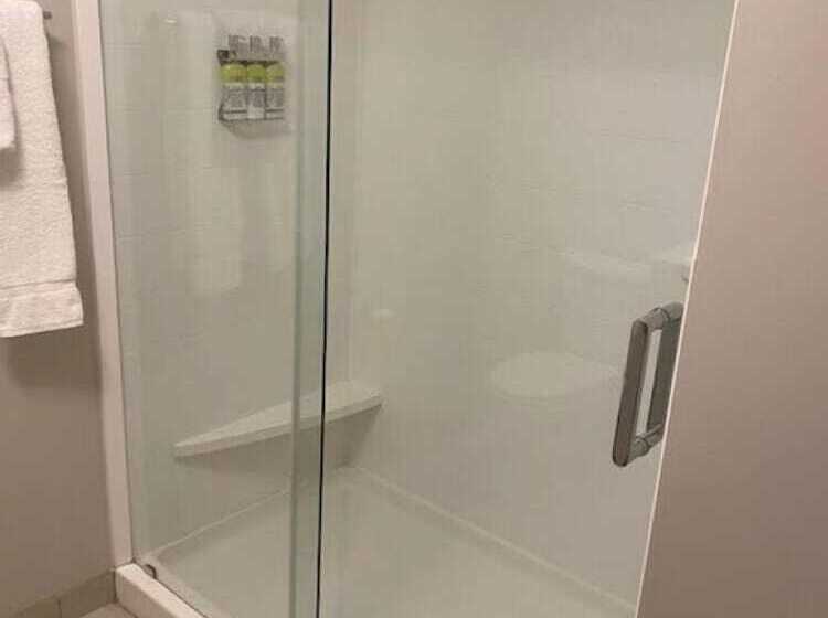 스위트, Holiday Inn Express & Suites Warrensburg North, An Ihg