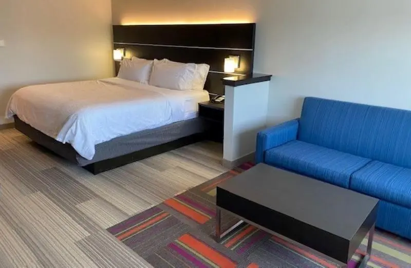 キングサイズベッドのスイートルーム, Holiday Inn Express & Suites Warrensburg North, An Ihg