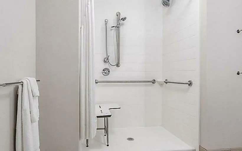 身障者適用キングサイズベッドルーム, Holiday Inn Express & Suites   Brighton, An Ihg