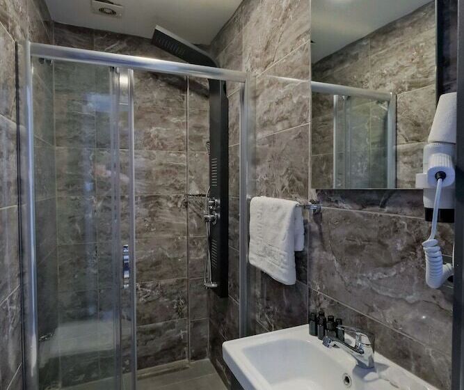 اتاق استاندارد چهار تخته, The Queen