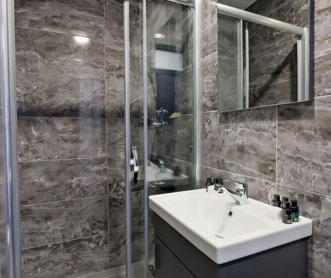 اتاق استاندارد چهار تخته, The Queen