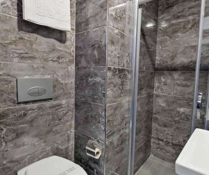 اتاق استاندارد چهار تخته, The Queen