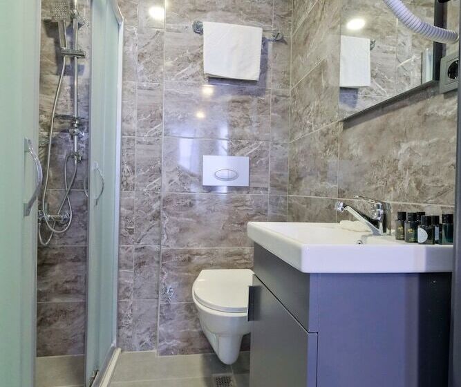 اتاق استاندارد چهار تخته, The Queen