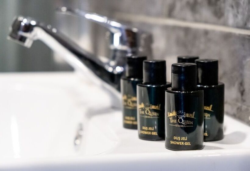 اتاق خانوادگی, The Queen